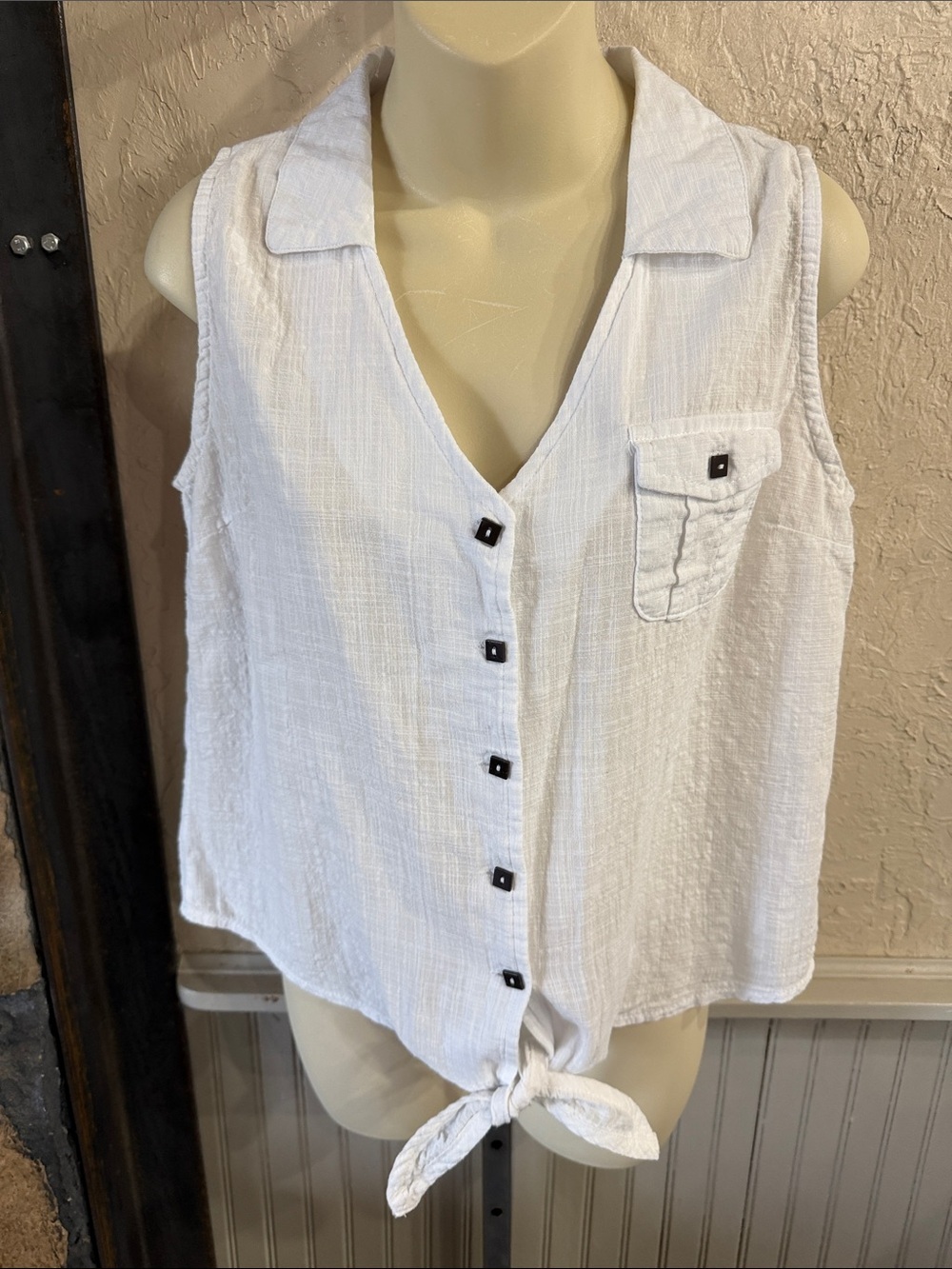 Casual White Tie-Front Sleeveless Button Tank Top